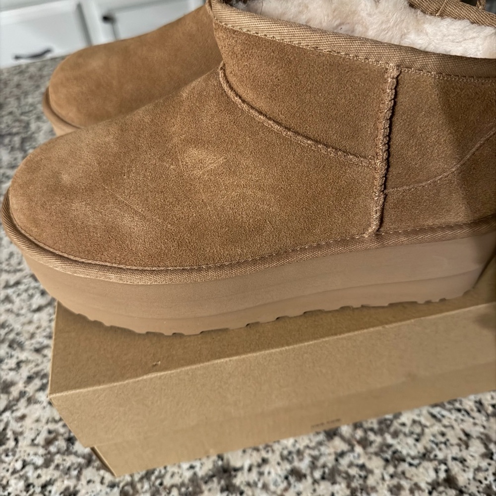 New UGG Women's Mini Platform Boots - size 9